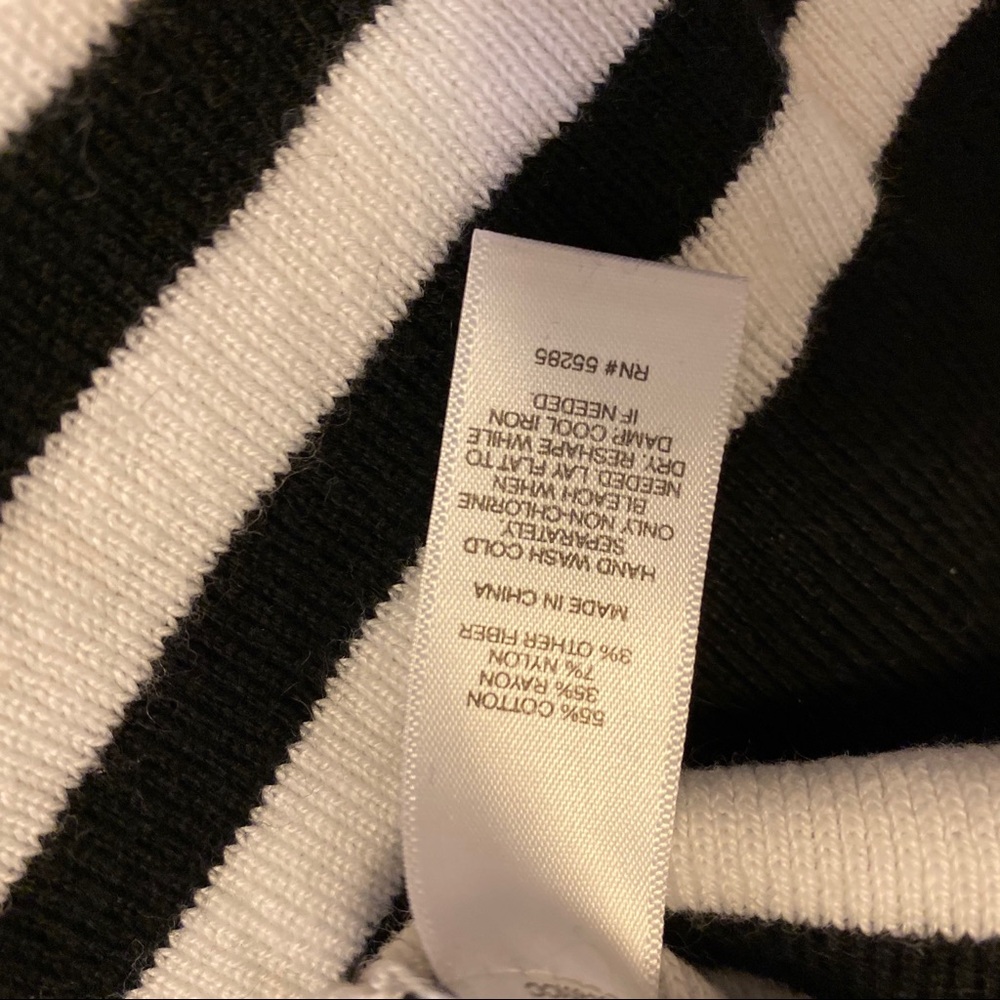 Express Sweater 🖤🤍 - Picture 5 of 7